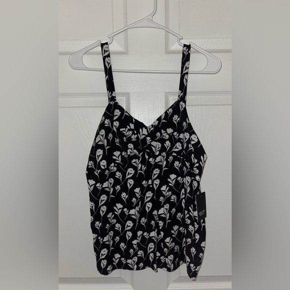 Simply Vera Vera Wang Twist-Front Tank- black with white flowers- size small - Picture 5 of 8